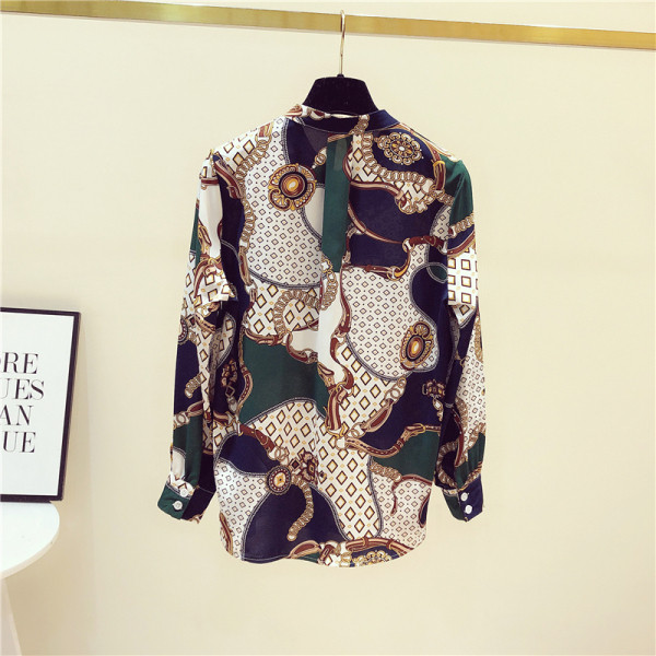 Modernūs moteriški marškiniai su sagomis ir spalvingomis aplikacijomis