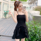 Moderna sieviešu kleita ar plānām lencītēm un saitēm