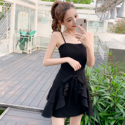 Moderna sieviešu kleita ar plānām lencītēm un saitēm