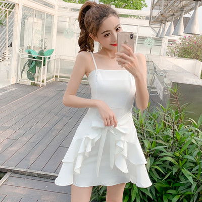 Moderna sieviešu kleita ar plānām lencītēm un saitēm