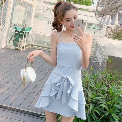 Moderna sieviešu kleita ar plānām lencītēm un saitēm