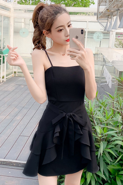 Moderna sieviešu kleita ar plānām lencītēm un saitēm