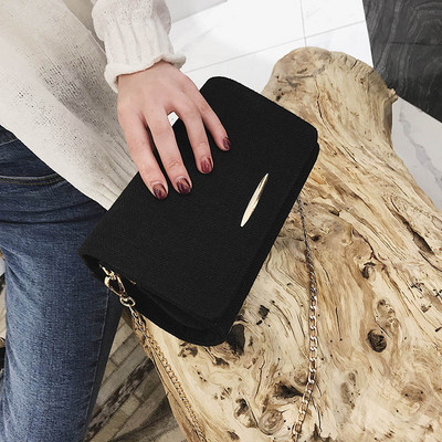 Kis női táska hosszú fémlánccal