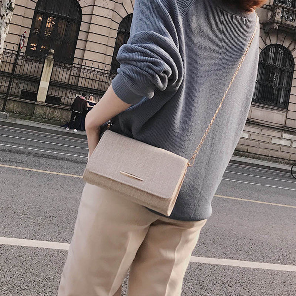 Neliela sieviešu somiņa ar garu metāla ķēdīti