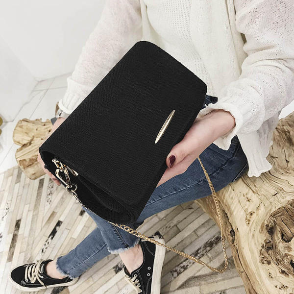 Neliela sieviešu somiņa ar garu metāla ķēdīti