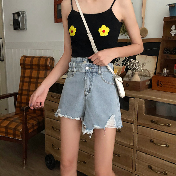 Kõrge vöökoha ja rebenenud motiividega heledad teksapüksid