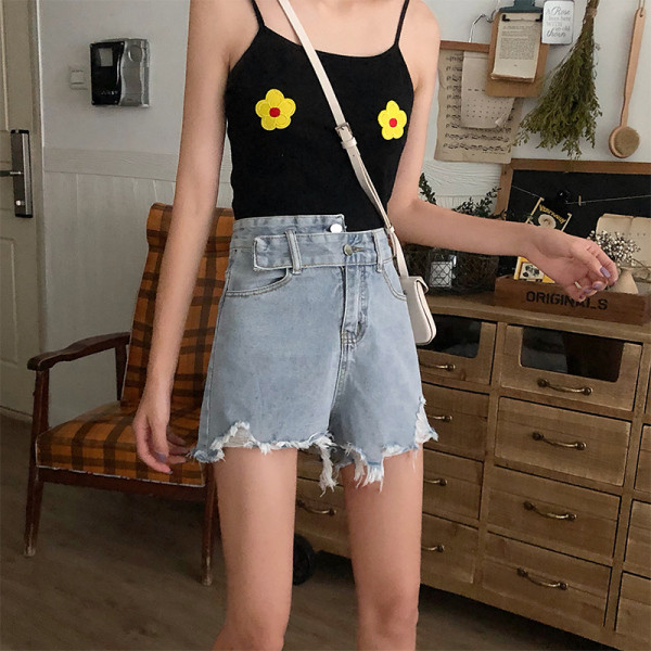 Kõrge vöökoha ja rebenenud motiividega heledad teksapüksid