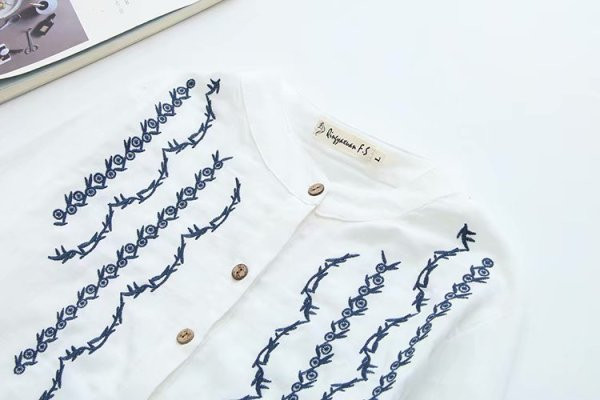 Ikdienas sieviešu blūzes plats modelis ar izšuvumiem un garām piedurknēm