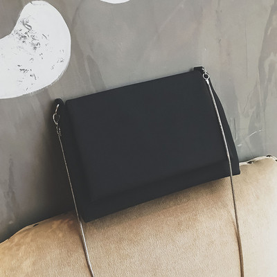 Geanta de dama moderna cu inchidere metalica si maner lung