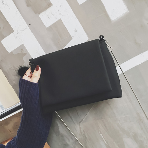 Geanta de dama moderna cu inchidere metalica si maner lung