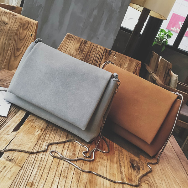 Geanta de dama moderna cu inchidere metalica si maner lung