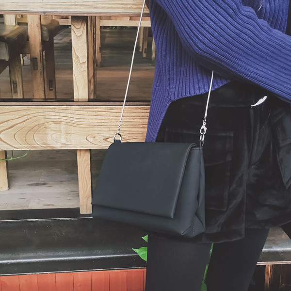 Geanta de dama moderna cu inchidere metalica si maner lung