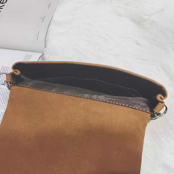 Geanta de dama moderna cu inchidere metalica si maner lung