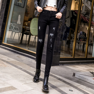 Jauns sieviešu džinsu modelis ar kabatām un saplēstiem motīviem