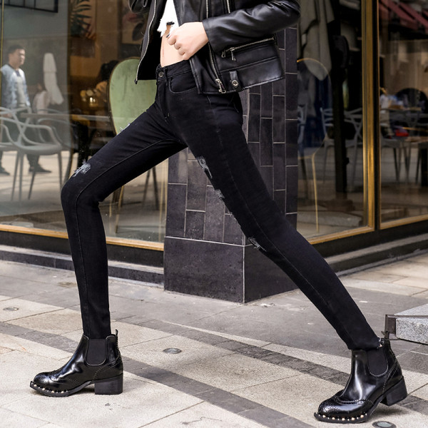 Jauns sieviešu džinsu modelis ar kabatām un saplēstiem motīviem