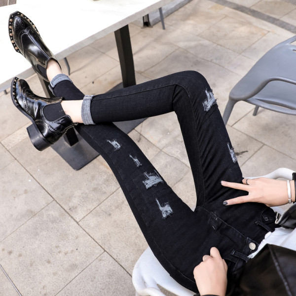 Jauns sieviešu džinsu modelis ar kabatām un saplēstiem motīviem