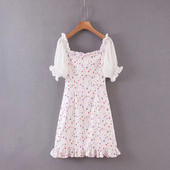 Lillemotiivide ja kandilise kaelusega naiste vabaajakleit