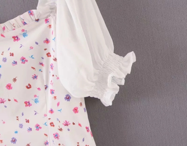 Lillemotiivide ja kandilise kaelusega naiste vabaajakleit