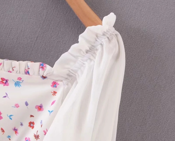 Lillemotiivide ja kandilise kaelusega naiste vabaajakleit