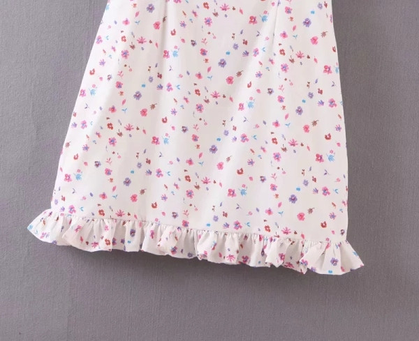 Lillemotiivide ja kandilise kaelusega naiste vabaajakleit