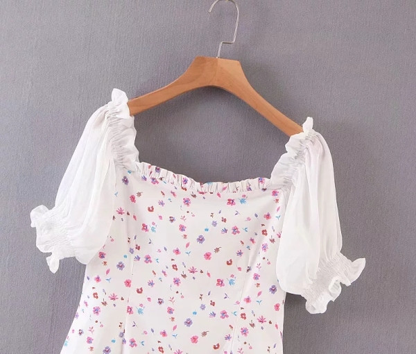 Lillemotiivide ja kandilise kaelusega naiste vabaajakleit