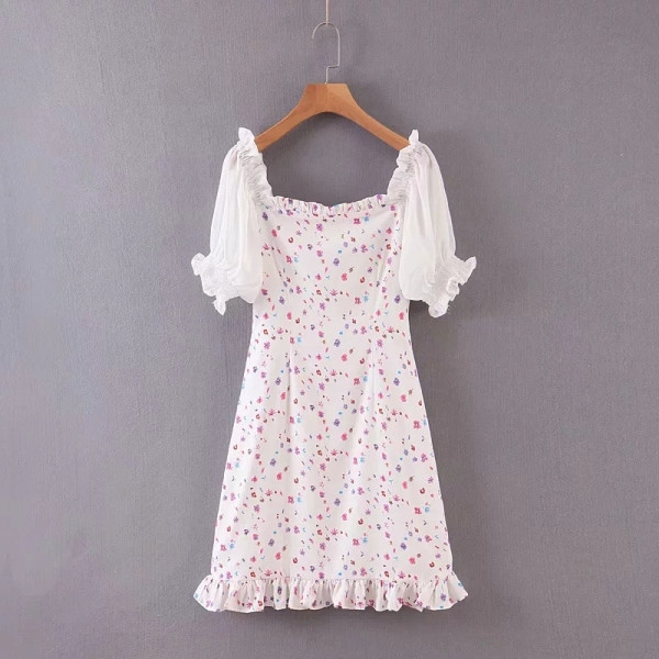 Lillemotiivide ja kandilise kaelusega naiste vabaajakleit