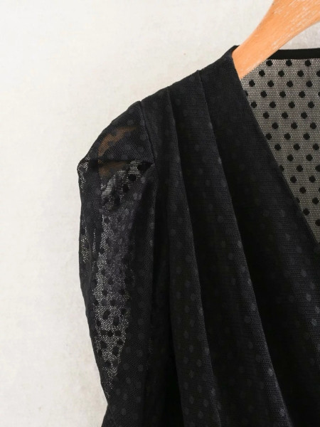 Uus sügava spitsikaela ja pikkade varrukatega naiste kehamudel