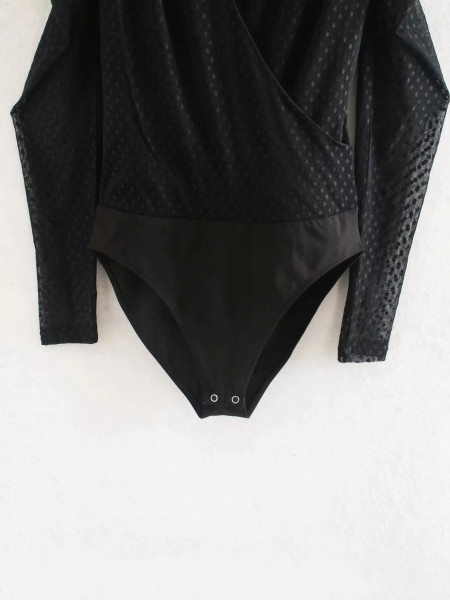 Uus sügava spitsikaela ja pikkade varrukatega naiste kehamudel