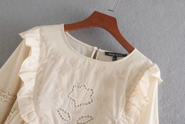 Alkalmi női ruha ovális nyakkivágással és hosszú ujjakkal