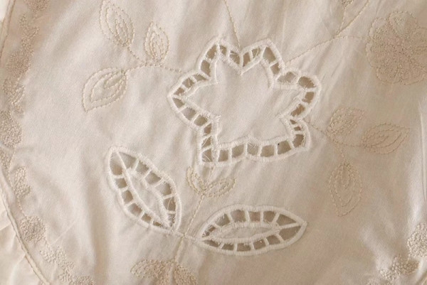 Alkalmi női ruha ovális nyakkivágással és hosszú ujjakkal