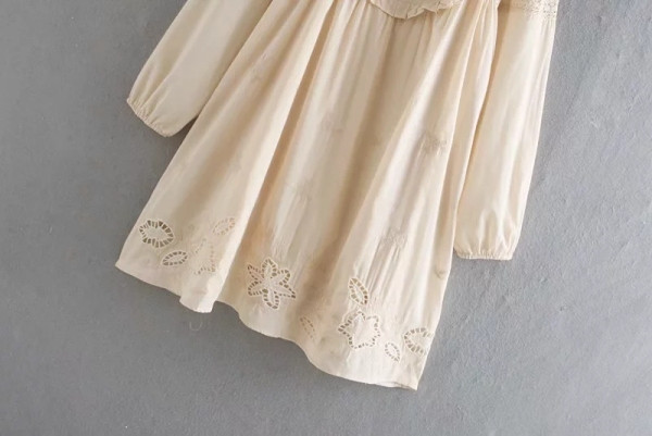 Alkalmi női ruha ovális nyakkivágással és hosszú ujjakkal