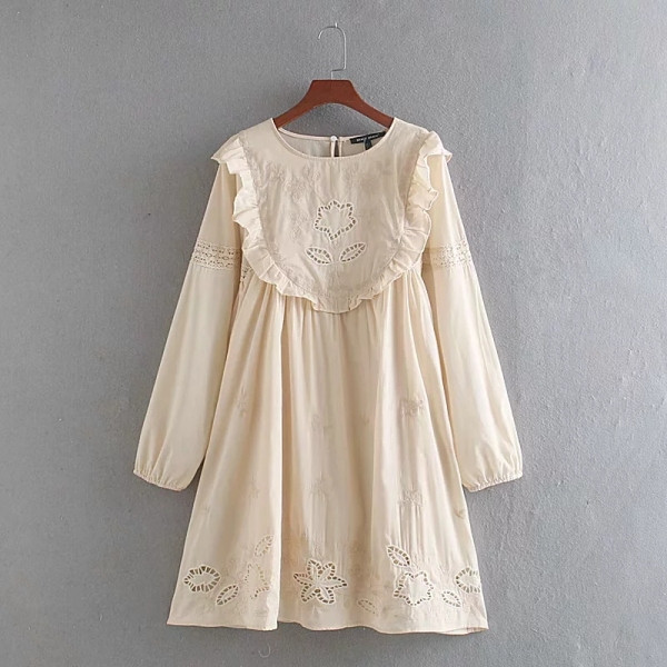 Alkalmi női ruha ovális nyakkivágással és hosszú ujjakkal