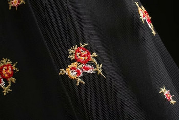Модерна дамска тюлена рокля с бродерия и дълъг ръкав