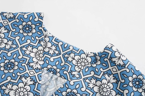 Moderna sieviešu kleita ar špica kakla izgriezumu, rakstu un garām piedurknēm