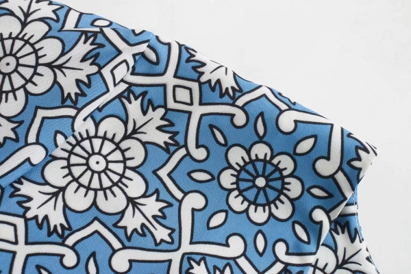 Moderna sieviešu kleita ar špica kakla izgriezumu, rakstu un garām piedurknēm