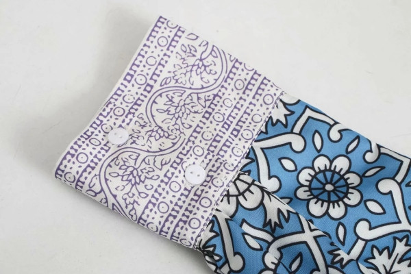 Moderna sieviešu kleita ar špica kakla izgriezumu, rakstu un garām piedurknēm