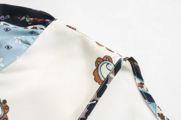 Moderna sieviešu kleita ar špica kakla izgriezumu un garām piedurknēm - piegriezuma modelis