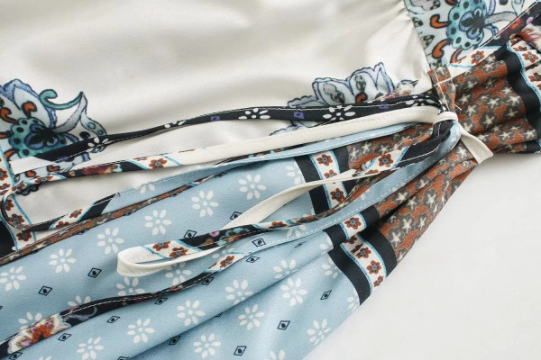 Moderna sieviešu kleita ar špica kakla izgriezumu un garām piedurknēm - piegriezuma modelis