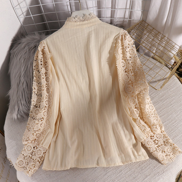 Cămașă elegantă de damă cu decolteu oval, mâneci lungi și dantelă