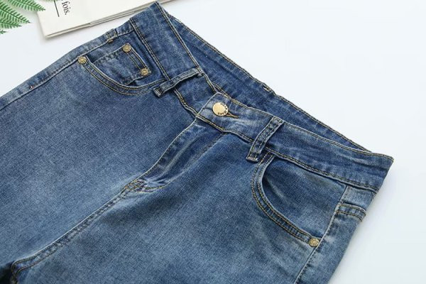Laisvalaikio moteriškų ilgų džinsų paprastas modelis su kišenėmis