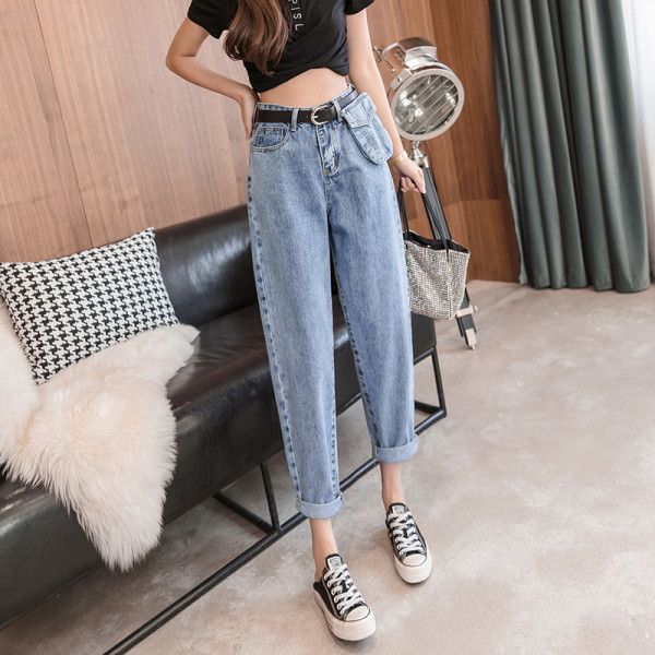 Alkalmi női farmer övvel, magas derékkal