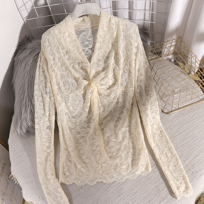 Permatoma moteriška palaidinė ilgomis rankovėmis ir V formos iškirpte