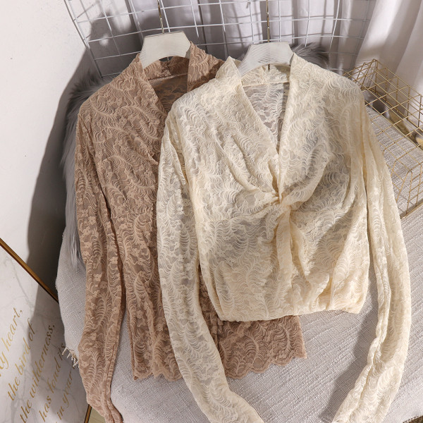 Permatoma moteriška palaidinė ilgomis rankovėmis ir V formos iškirpte