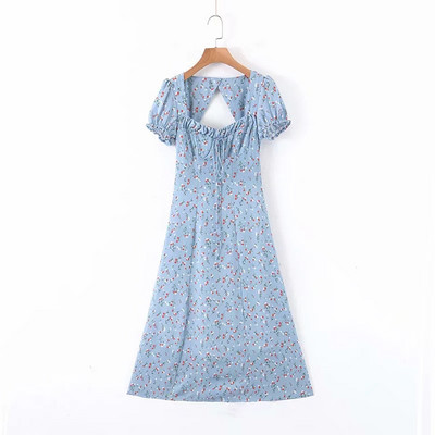 Iškirpto modelio moteriška suknelė kvadratine iškirpte ir apnuoginta nugara