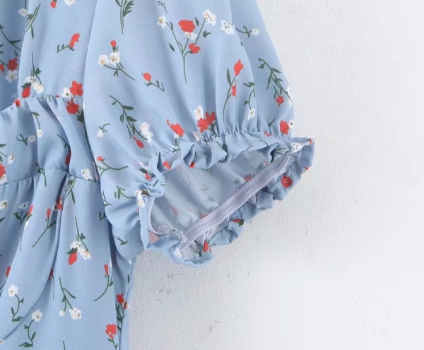 Iškirpto modelio moteriška suknelė kvadratine iškirpte ir apnuoginta nugara