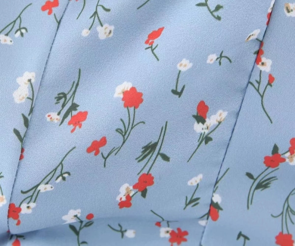 Iškirpto modelio moteriška suknelė kvadratine iškirpte ir apnuoginta nugara