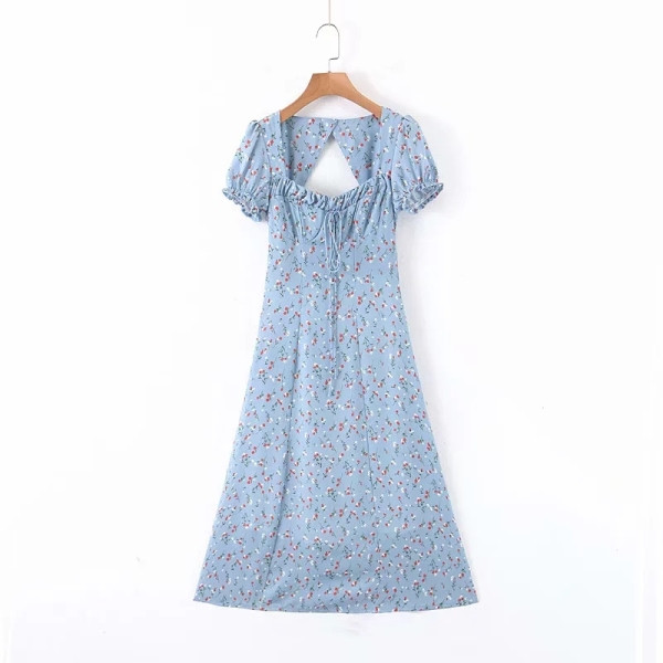 Iškirpto modelio moteriška suknelė kvadratine iškirpte ir apnuoginta nugara