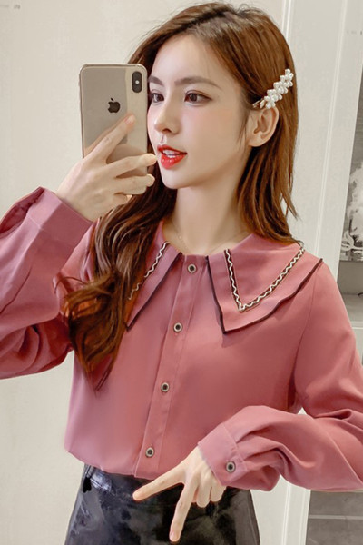 Stilīgs sieviešu krekls ar apaļu kakla izgriezumu un garām piedurknēm