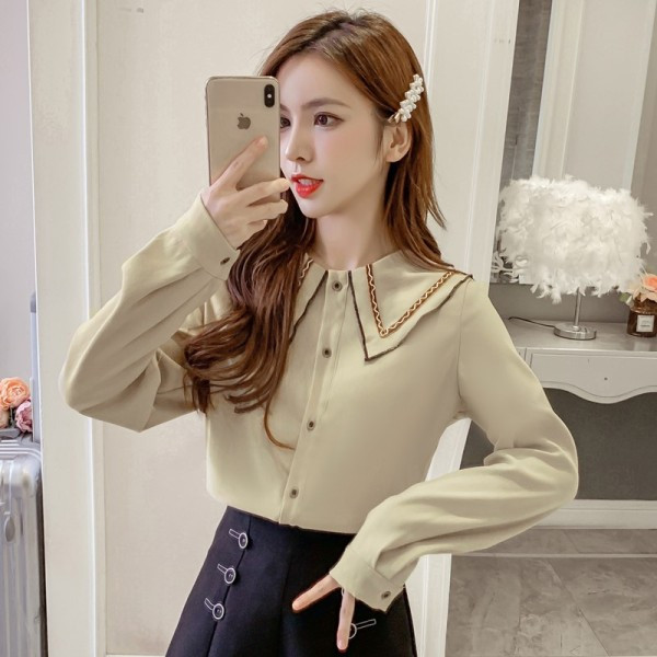 Stilīgs sieviešu krekls ar apaļu kakla izgriezumu un garām piedurknēm