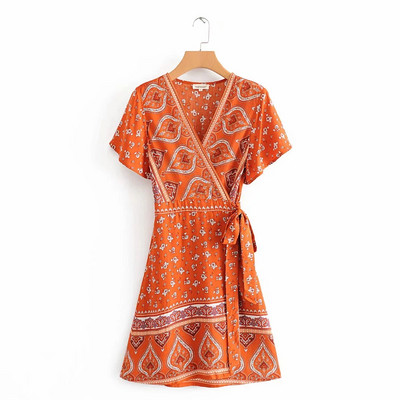 Jauna modeļa sieviešu īsā kleita ar saitēm un špica kakla izgriezumu